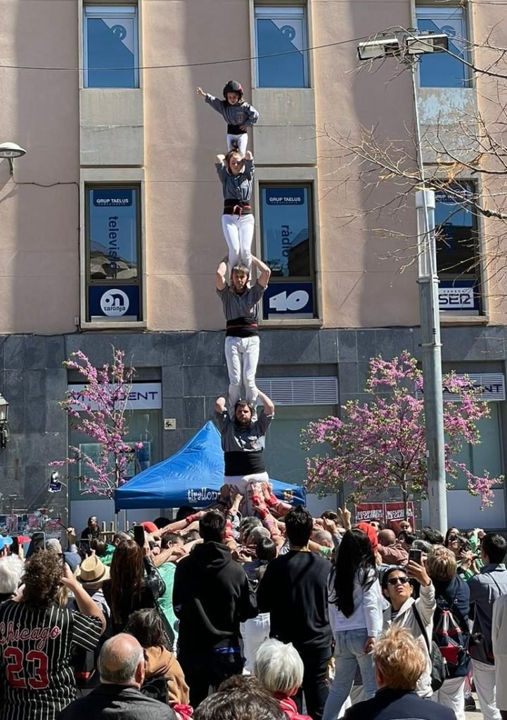 ELS TIRALLONGUES EXHIBEIXEN ELS PRIMERS CASTELLS DE SET PISOS DE LA TEMPORADA
