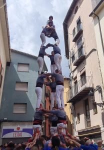 ELS TIRALLONGUES EXHIBEIXEN CASTELLS DE SET PISOS FORA DE CASA