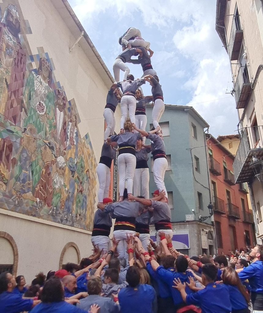 ELS TIRALLONGUES EXHIBEIXEN CASTELLS DE SET PISOS FORA DE CASA